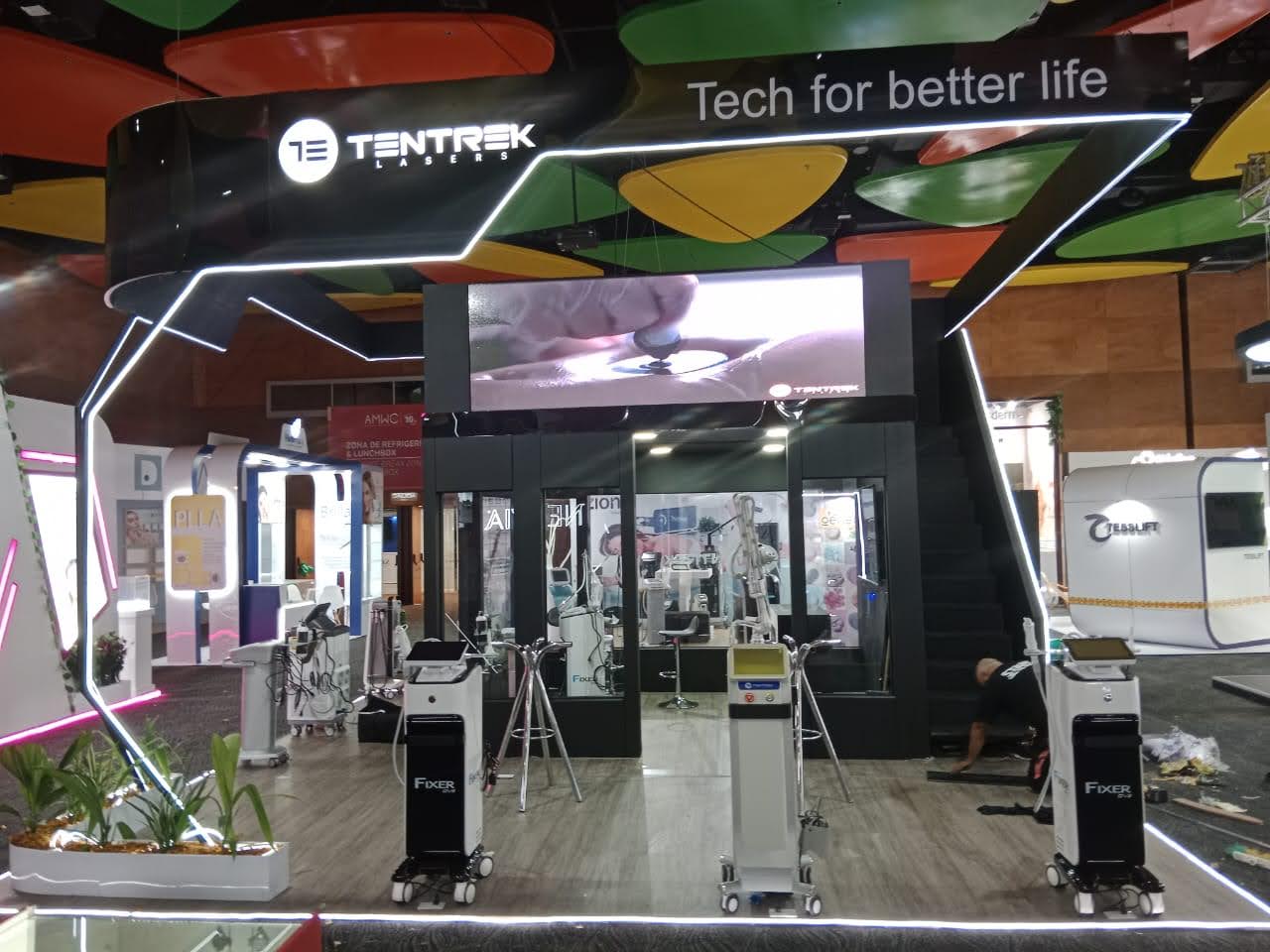 Pantalla LED en altura sobre el stand de Tentrek Lasers