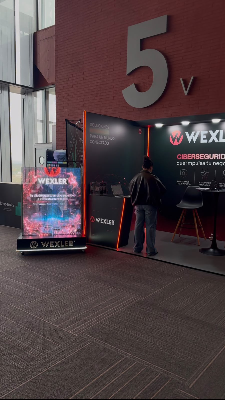 Tótem ShowGlass en evento corporativo